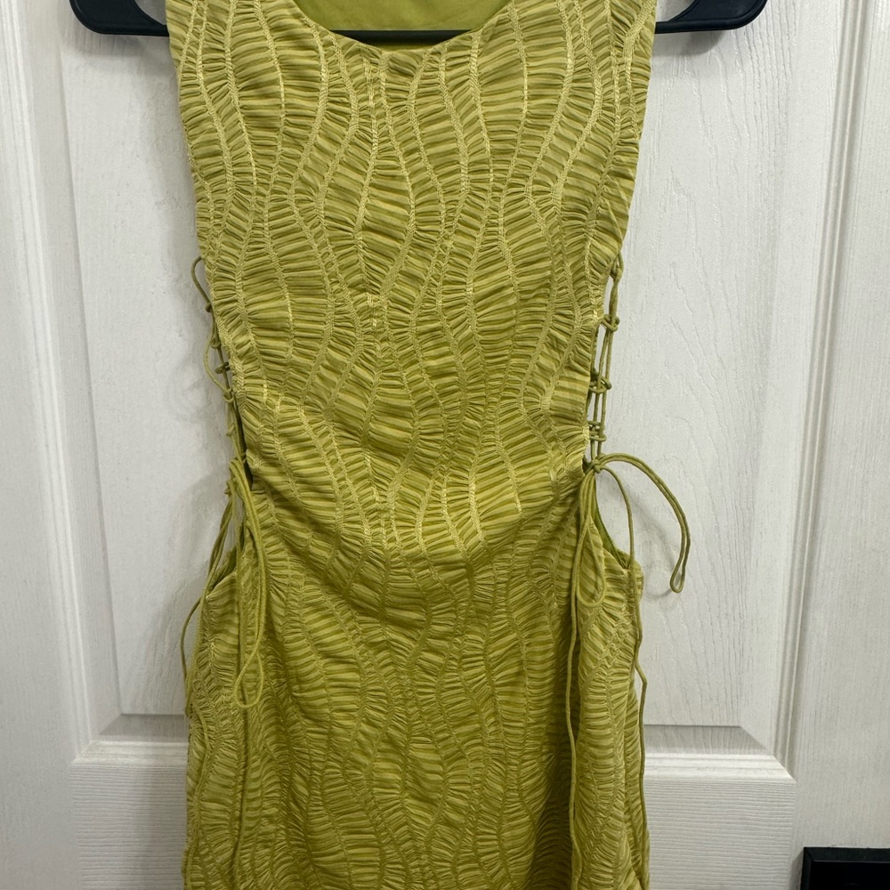 Elegant Green Sleeveless Dress - Picture 1 of 3